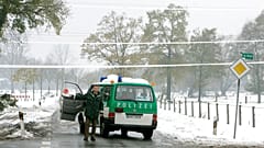 Egy rendőr biztosítja az utat Gronau közelében, Észak-Németországban, 2005. november 27-én – képünk illusztráció