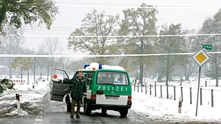 Egy rendőr biztosítja az utat Gronau közelében, Észak-Németországban, 2005. november 27-én – képünk illusztráció