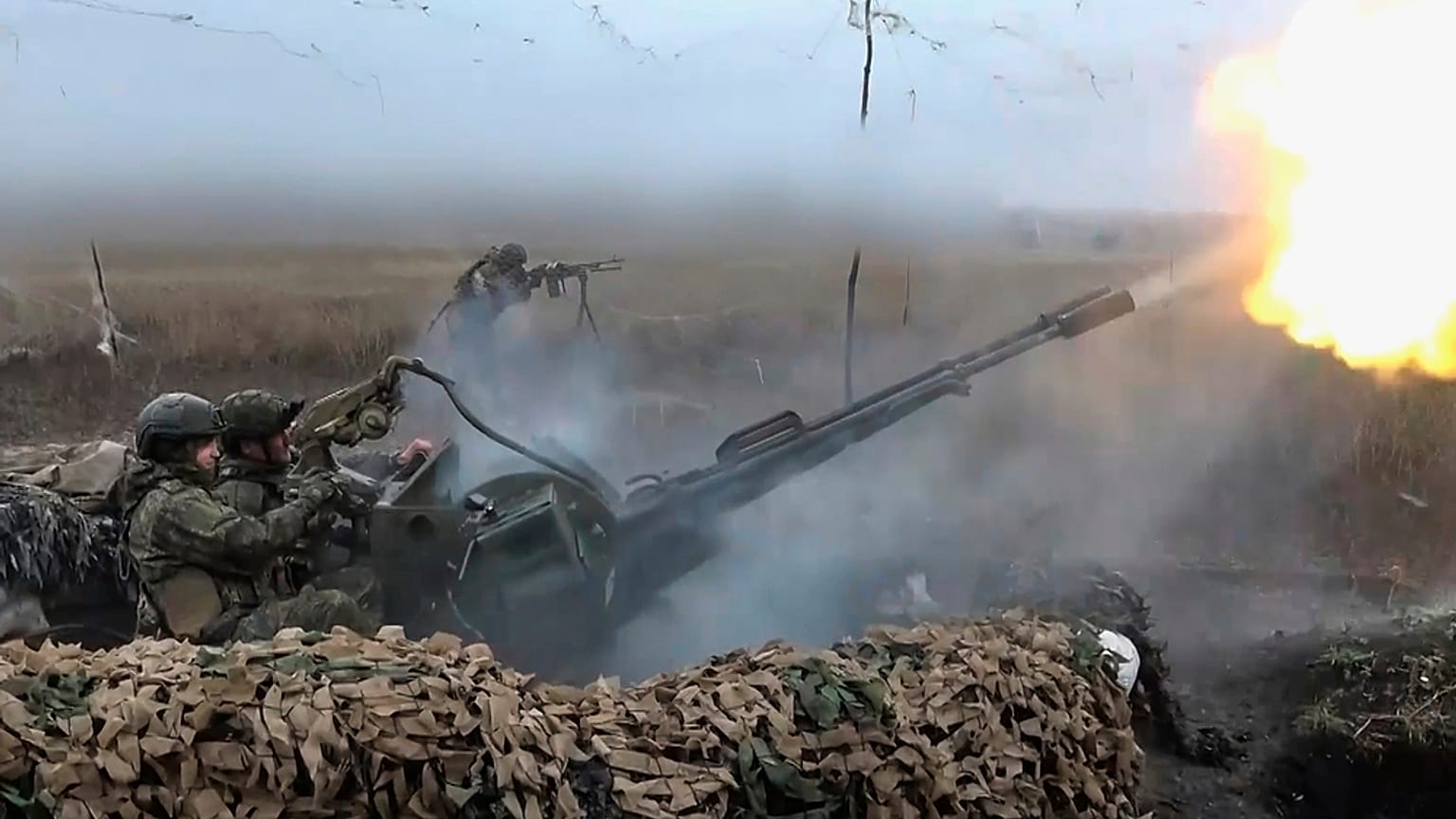 جنود من الجيش الروسي وهم يطلقون النار لإسقاط طائرة مسيّرة أوكرانية