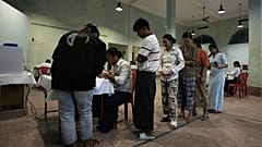 Myanmarlı seçmenler sandık başında görüntüleniyor