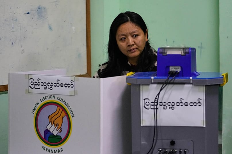 Wähler geben am Sonntag, dem 28. Dezember 2025, in einem Wahllokal in Yangon, Myanmar, ihre Stimme ab. (AP Photo/Thein Zaw)