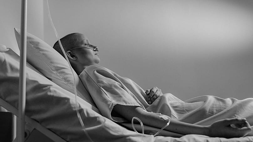 مريضة ترقد على سرير في أحد المستشفيات