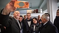 Il primo ministro ad interim del Kosovo Albin Kurti viene fotografato con gli elettori dopo aver esercitato il suo diritto di voto a Pristina.