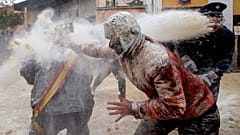 Des festivaliers participent au festival Els Enfarinats, une bataille à coups de farine, d’œufs et de pétards, à Ibi, près d’Alicante, en Espagne, le 28 décembre 2025.