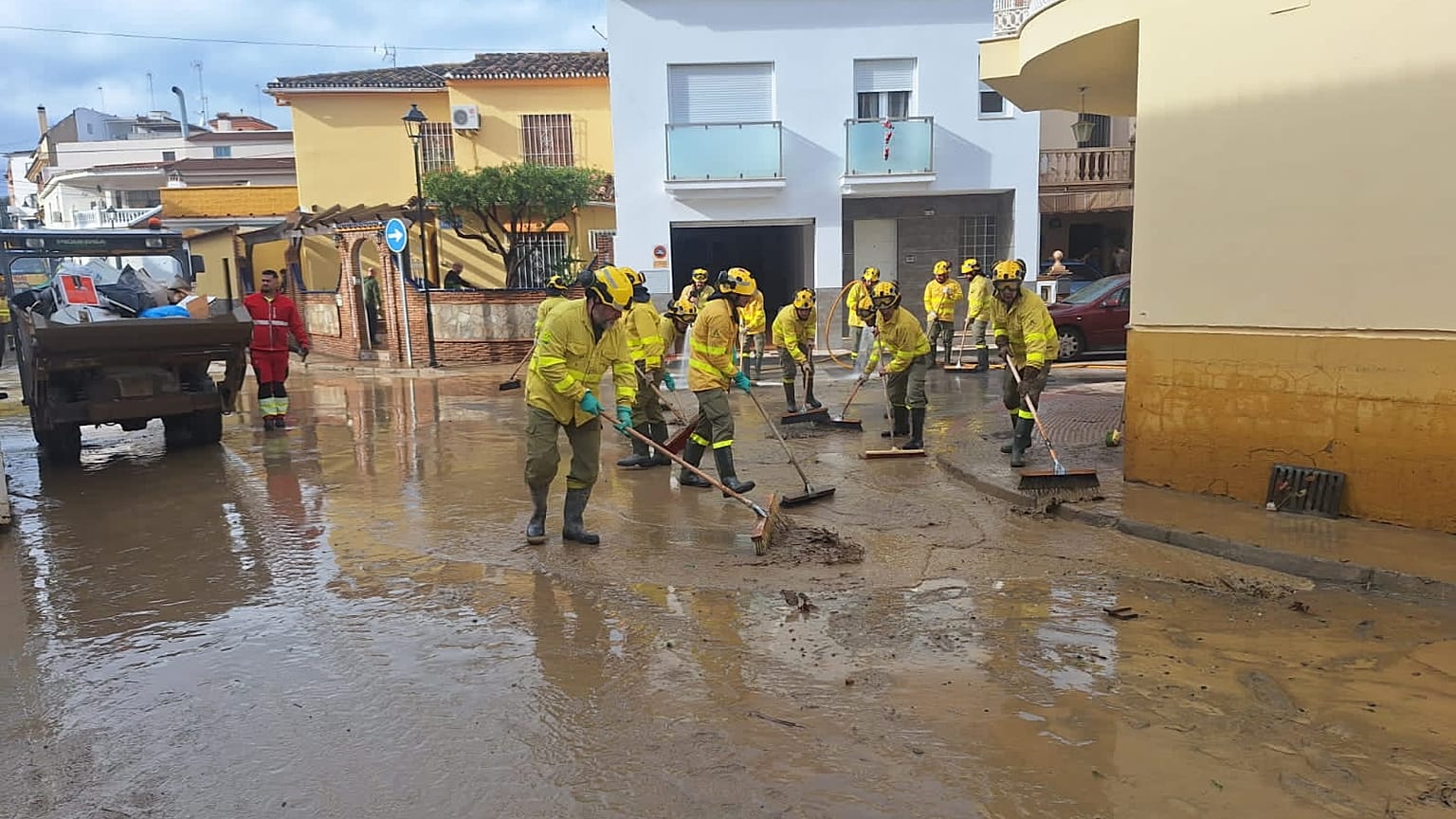 Limpiando las calles en la provincia de Málaga después de las lluvias, 28 de diciembre de 2025.