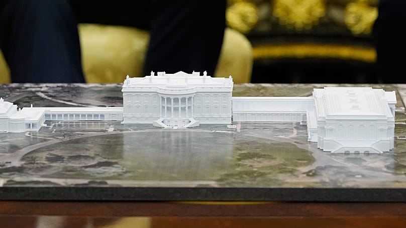 A fehér házi bálterem makettje Mark Rutte és Donald Trump tárgyalásán, 2025. október 22-én