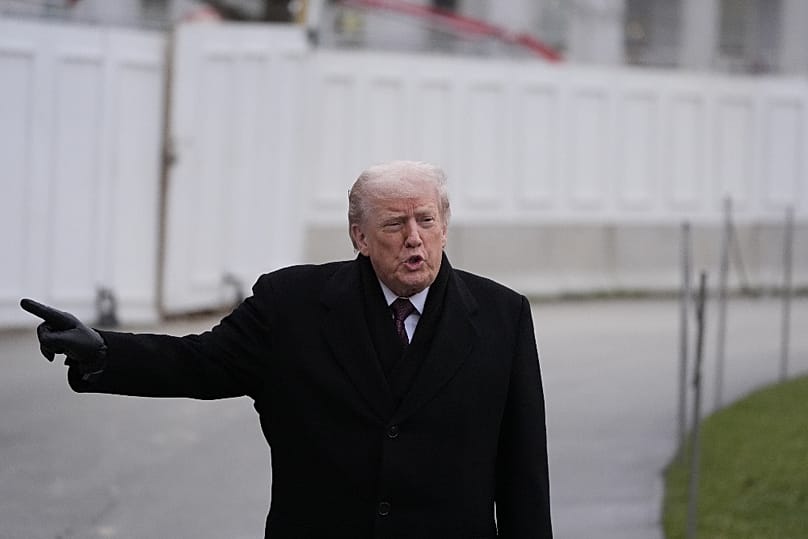 Donald Trump a bálterem építkezési területe előtt, 2025. december 17-én