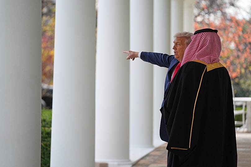 Donald Trump Mohamed bin Szalmán szaúdi koronaherceget kalauzolja az épülő bálterem felé, 2025. november 18-án
