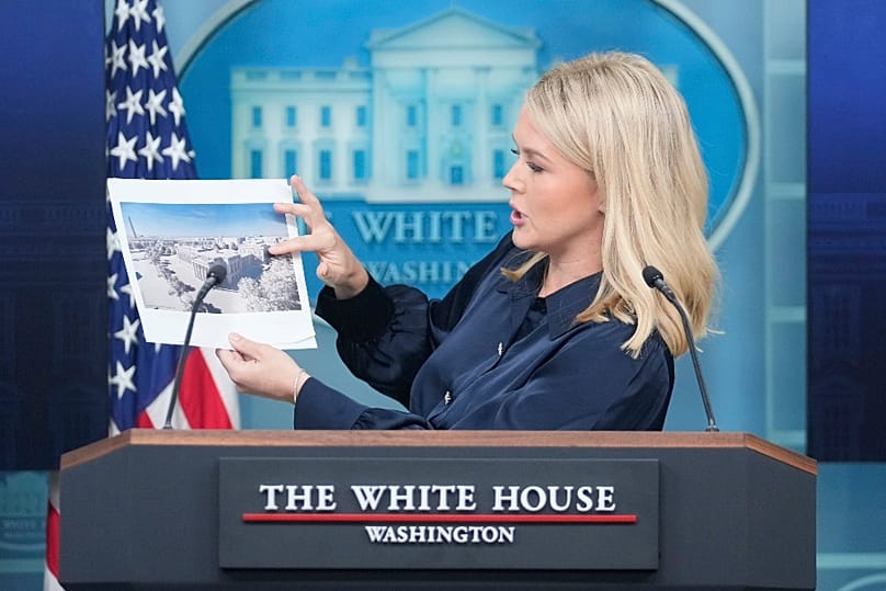 Karoline Leavitt, a Fehér Ház sajtótitkára a bálterem építési terveit ismerteti, 2025. október 23-án