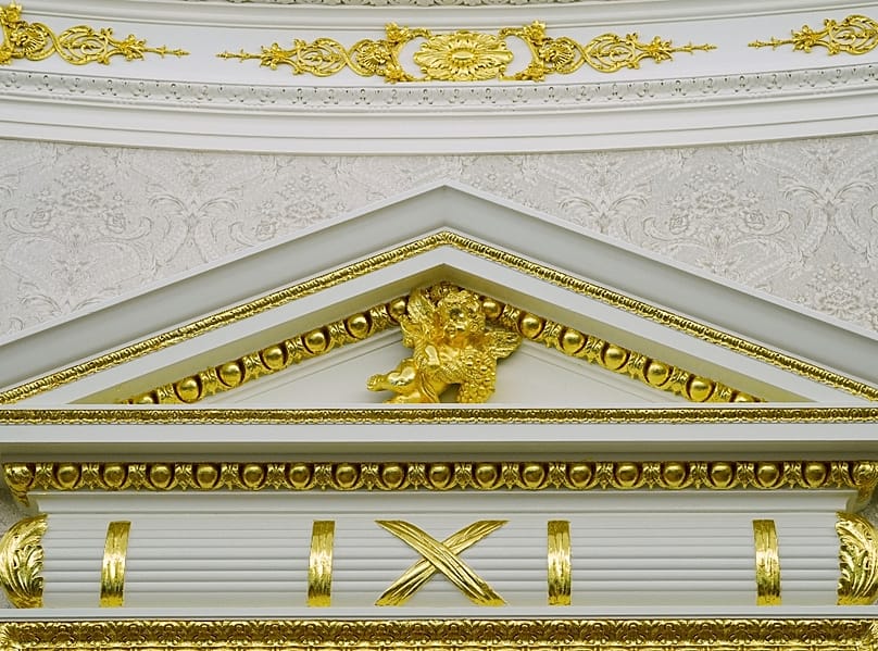 Az Ovális Iroda aranyozott stukkói, 2025 áprilisában