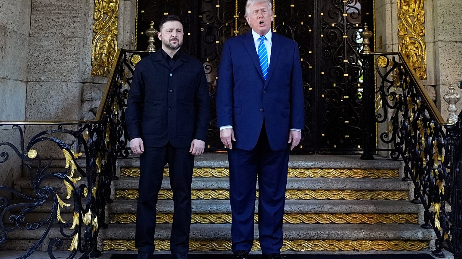 Präsident Donald Trump begrüßt den ukrainischen Präsidenten Wolodymyr Selenskyj in seinem Mar-a-Lago-Club am Sonntag, den 28. Dezember 2025, in Palm Beach, Florida.