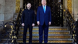 Präsident Donald Trump begrüßt den ukrainischen Präsidenten Wolodymyr Selenskyj in seinem Mar-a-Lago-Club am Sonntag, den 28. Dezember 2025, in Palm Beach, Florida.