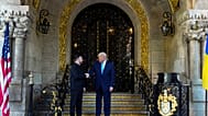 O presidente Donald Trump cumprimenta o presidente da Ucrânia, Volodymyr Zelenskyy, no seu clube Mar-a-Lago, domingo, 28 de dezembro de 2025, em Palm Beach, Flórida.