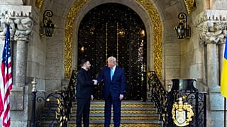 O presidente Donald Trump cumprimenta o presidente da Ucrânia, Volodymyr Zelenskyy, no seu clube Mar-a-Lago, domingo, 28 de dezembro de 2025, em Palm Beach, Flórida.