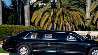 Trump autójából integet