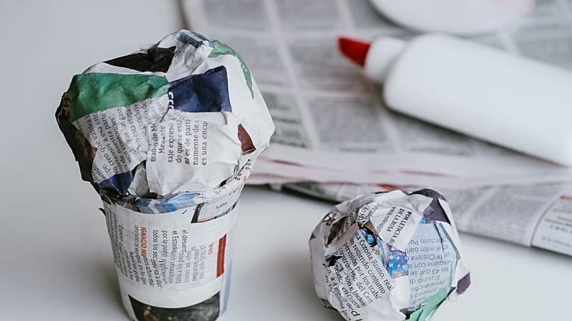 غراء لاصق إلى جانب أدوات بسيطة