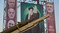 بنر نصب‌شده در میدان بهارستان تهران از تصویر علی خامنه‌ای و برخی از فرماندهان کشته‌شده در جنگ ۱۲ روزه