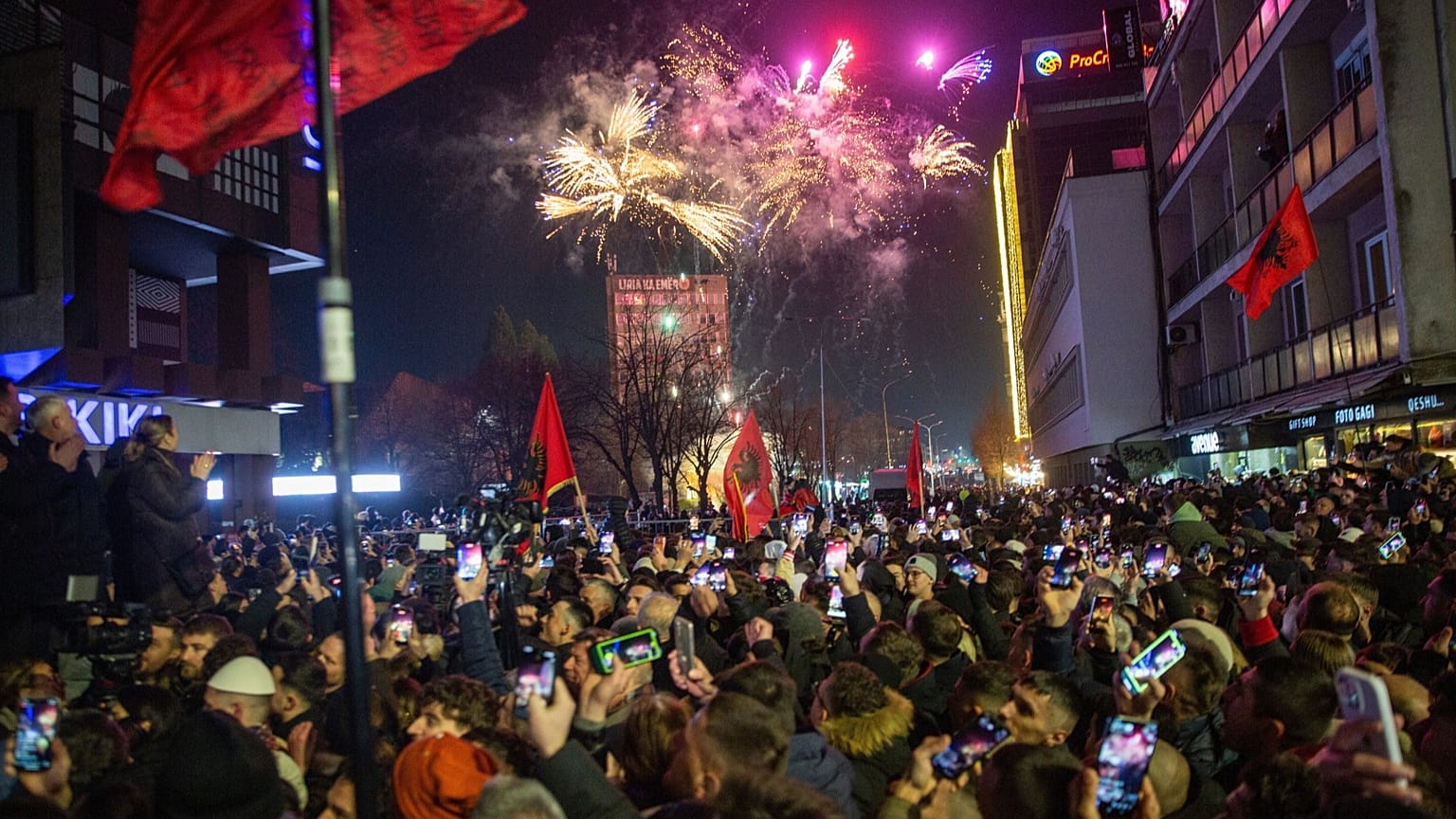 Ünneplő tömeg Pristinában a választás után