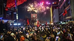 Feiernde Menschenmengen in Pristina nach den Wahlen