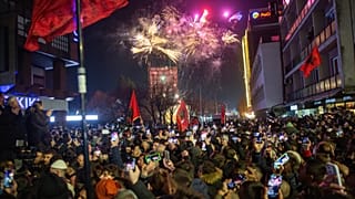 Ünneplő tömeg Pristinában a választás után