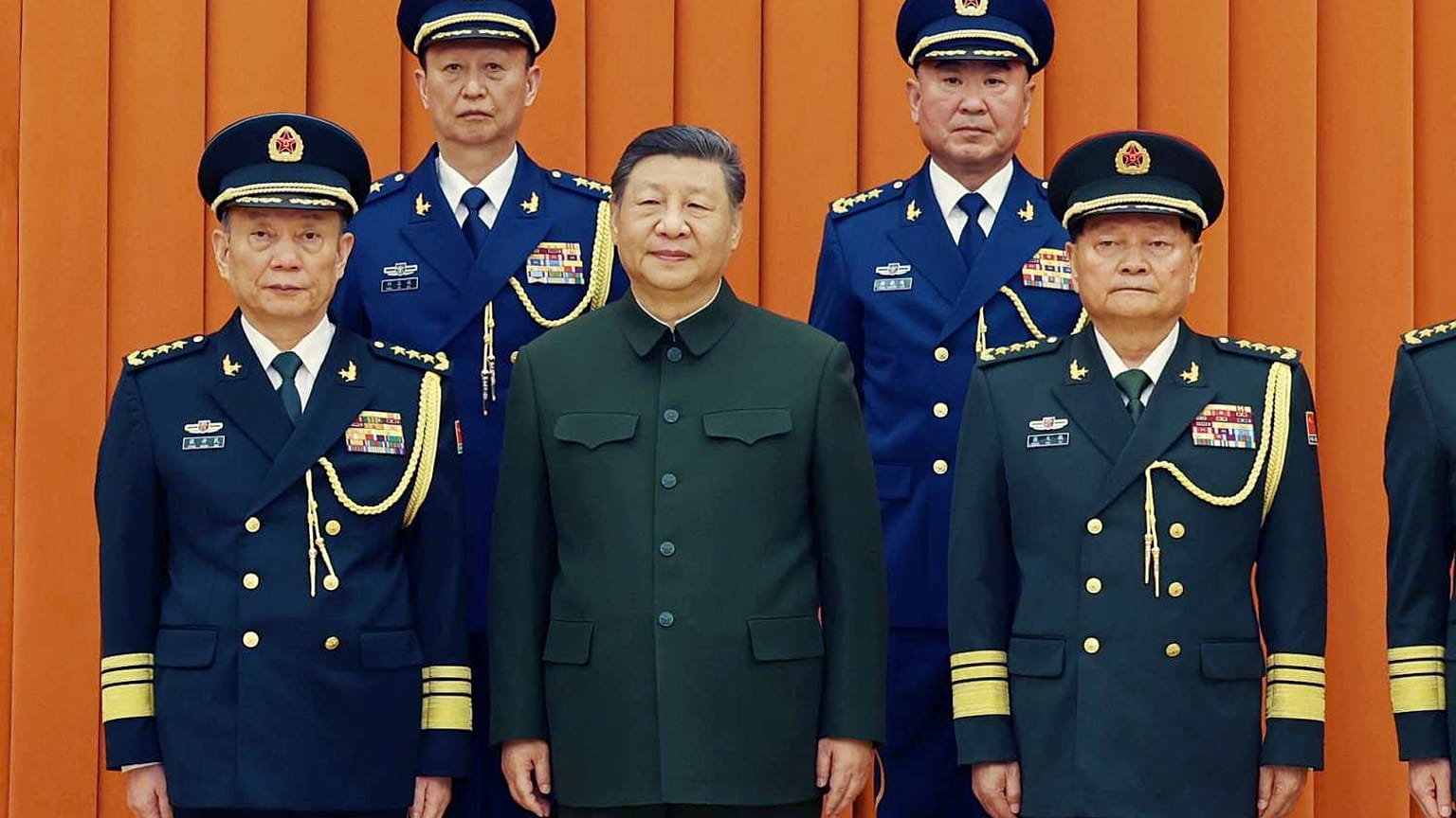Çin Devlet Başkanı Xi Jinping (ortada) ve askeri yetkiler