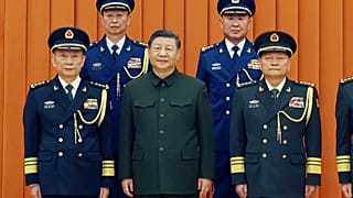 Çin Devlet Başkanı Xi Jinping (ortada) ve askeri yetkiler