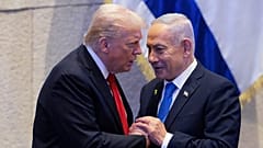 Präsident Donald Trump spricht mit Israels Premierminister Benjamin Netanjahu in der Knesset, dem israelischen Parlament, Montag, 13. Oktober 2025
