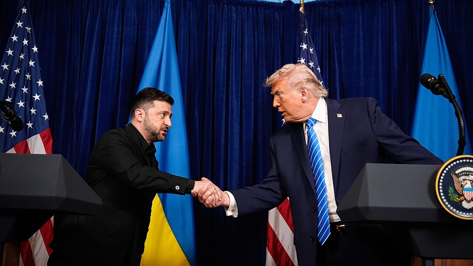 الرئيس الأميركي دونالد ترامب ونظيره الأوكراني فولوديمير زيلينسكي في مار-آه-لاغو، في بالم بيتش بفلوريدا، يوم 28 ديسمبر/كانون الأول 2025.