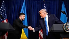 الرئيس الأميركي دونالد ترامب ونظيره الأوكراني فولوديمير زيلينسكي في مار-آه-لاغو، في بالم بيتش بفلوريدا، يوم 28 ديسمبر/كانون الأول 2025.