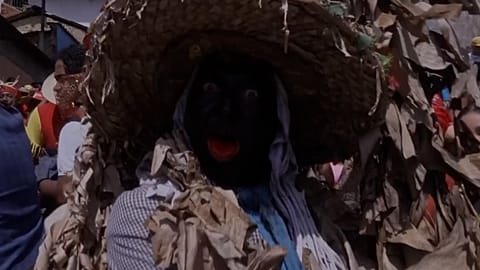 Egy férfi az arcát festi az aprószentek hagyományos fesztiválján Caracasban, Venezuelában, 2025. december 28-án.