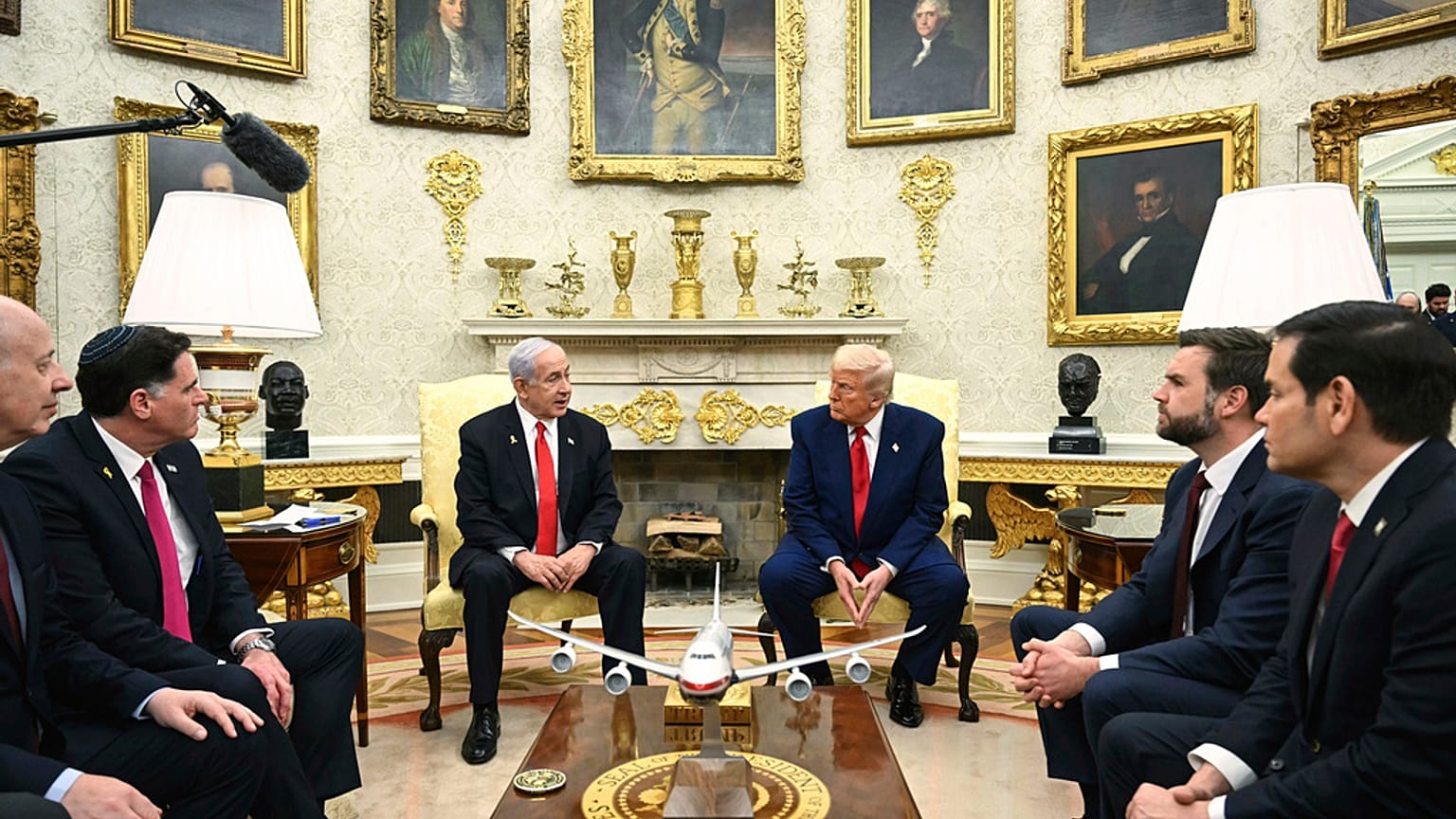  الرئيس دونالد ترامب، في الوسط إلى اليمين، يلتقي برئيس الوزراء الإسرائيلي بنيامين نتنياهو، في الوسط إلى اليسار، بينما يستمع وزير الخارجية ماركو روبيو، من اليمين، ونائب الرئيس 