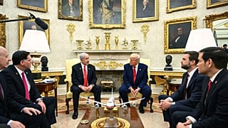  الرئيس دونالد ترامب، في الوسط إلى اليمين، يلتقي برئيس الوزراء الإسرائيلي بنيامين نتنياهو، في الوسط إلى اليسار، بينما يستمع وزير الخارجية ماركو روبيو، من اليمين، ونائب الرئيس 