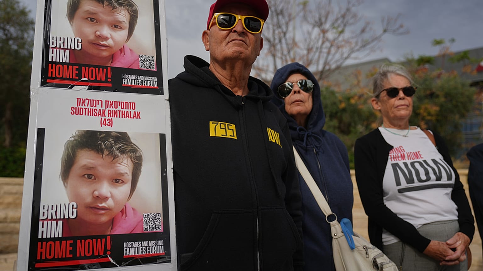 عائلات الرهائن في مطار بن غوريون في لود، إسرائيل، يوم الثلاثاء 9 ديسمبر 2025.