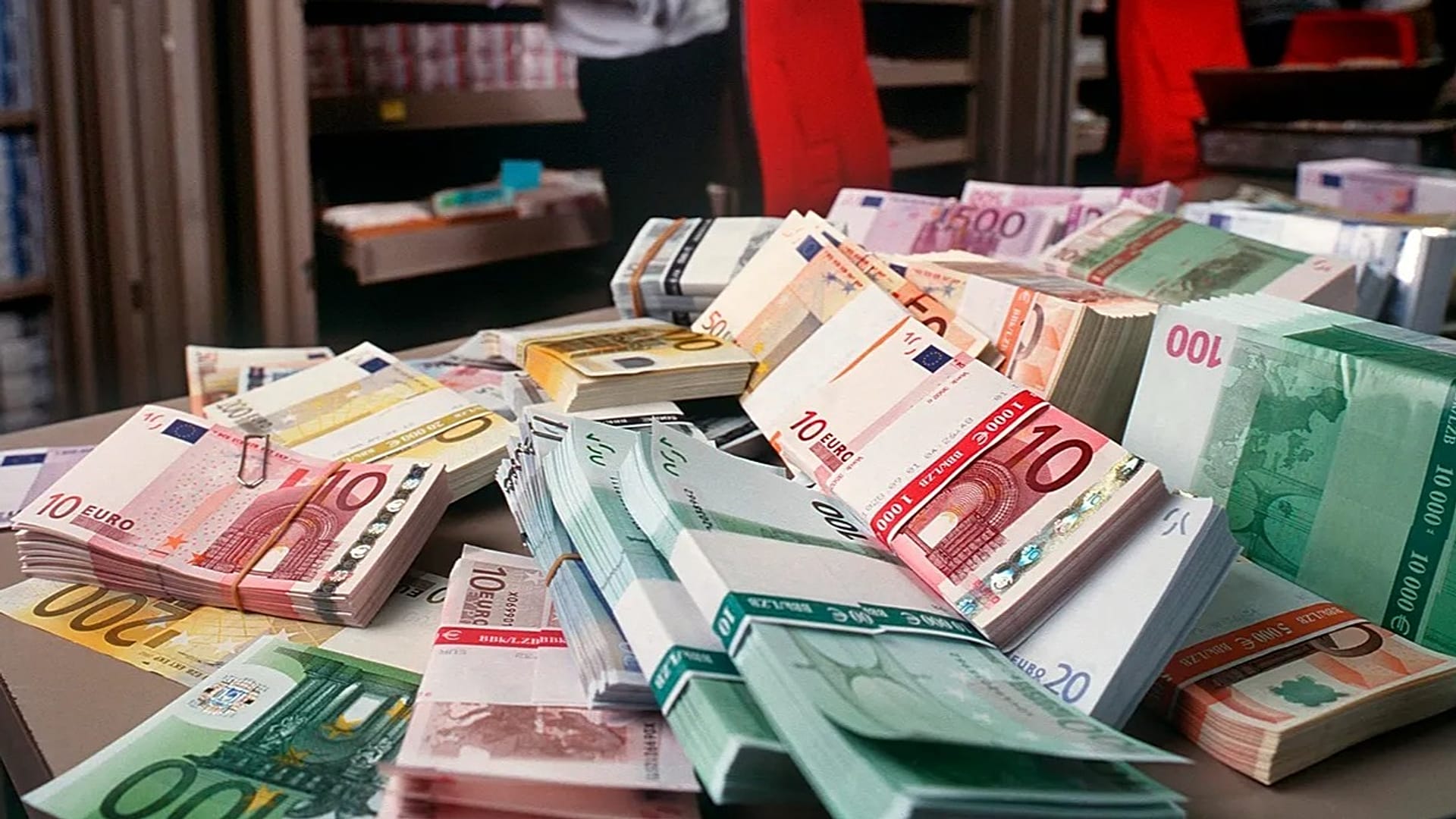 Notas de euro sobre uma mesa no departamento de câmbios do banco UBS em Zurique, 13 de dezembro de 2001