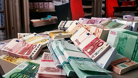 Banknoty euro na stole w dziale walutowym banku UBS w Zurychu, 13 grudnia 2001 r.