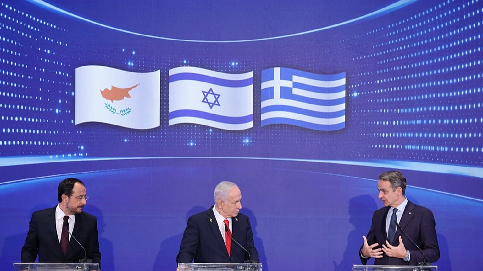 صورة تعبيرية تجمع رئيس الوزراء الإسرائيلي بنيامين نتنياهو (في الوسط)، والرئيس القبرصي نيكوس خريستودوليدس (على اليسار)، ورئيس الوزراء اليوناني كيرياكوس ميتسوتاكيس يعقدون مؤتمرا