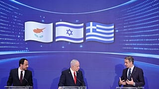 صورة تعبيرية تجمع رئيس الوزراء الإسرائيلي بنيامين نتنياهو (في الوسط)، والرئيس القبرصي نيكوس خريستودوليدس (على اليسار)، ورئيس الوزراء اليوناني كيرياكوس ميتسوتاكيس يعقدون مؤتمرا
