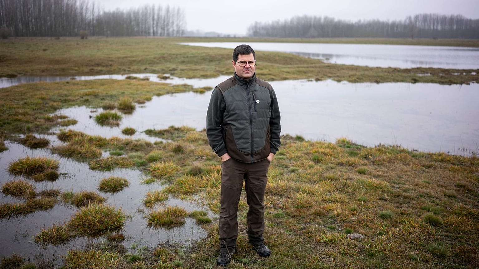 Oszkár Nagyapáti, agricultor e membro do grupo voluntário de guardiões da água, está junto a um lago artificial em Kiskunmajsa, Hungria, 29 de julho de 2025