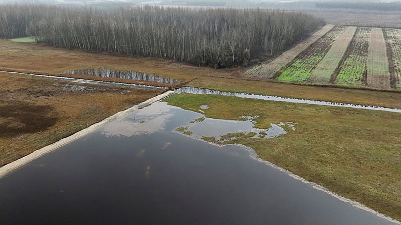 Água inunda uma área e um lago artificial em Kiskunmajsa, Hungria, 29 de julho de 2025. 