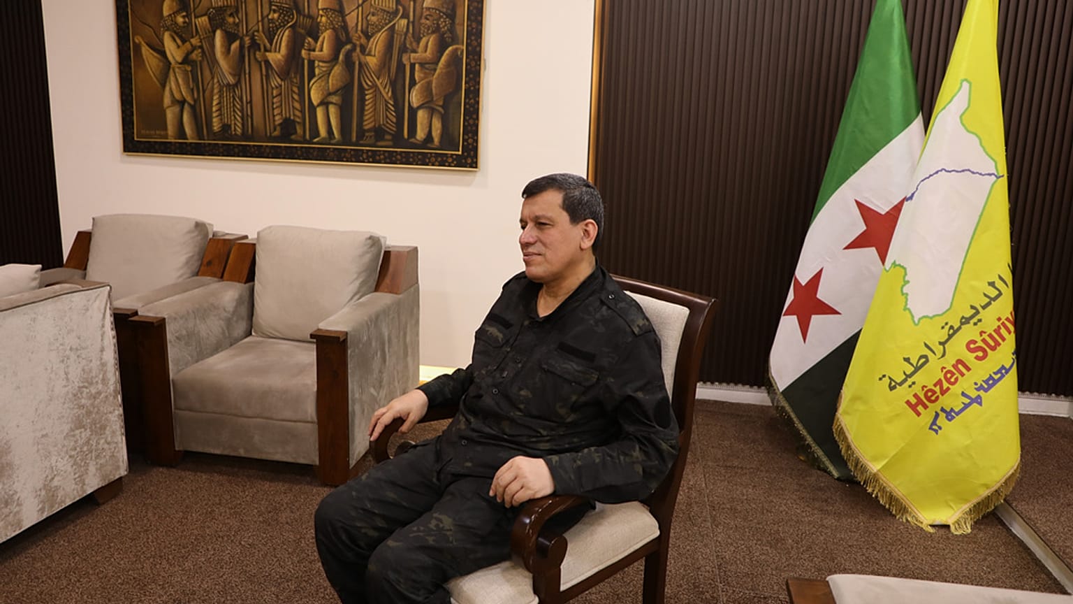 مظلوم عبدي، قائد قوات سوريا الديمقراطية التي يقودها الأكراد وتدعمها الولايات المتحدة، يتحدث خلال مقابلة مع وكالة أسوشيتد برس