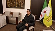 مظلوم عبدي، قائد قوات سوريا الديمقراطية التي يقودها الأكراد وتدعمها الولايات المتحدة، يتحدث خلال مقابلة مع وكالة أسوشيتد برس