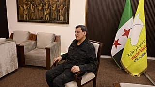 مظلوم عبدي، قائد قوات سوريا الديمقراطية التي يقودها الأكراد وتدعمها الولايات المتحدة، يتحدث خلال مقابلة مع وكالة أسوشيتد برس