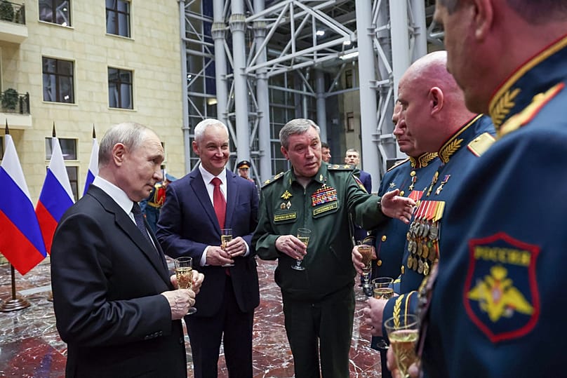 Putyin, Belouszov és Geraszimov vezérkari főnök