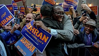 المرشح الديمقراطي زهران مامداني (يسار) يحيي أنصاره لدى وصوله للمشاركة في مناظرة انتخابية لمنصب رئيس بلدية نيويورك، في 16 أكتوبر/تشرين الأول 2025