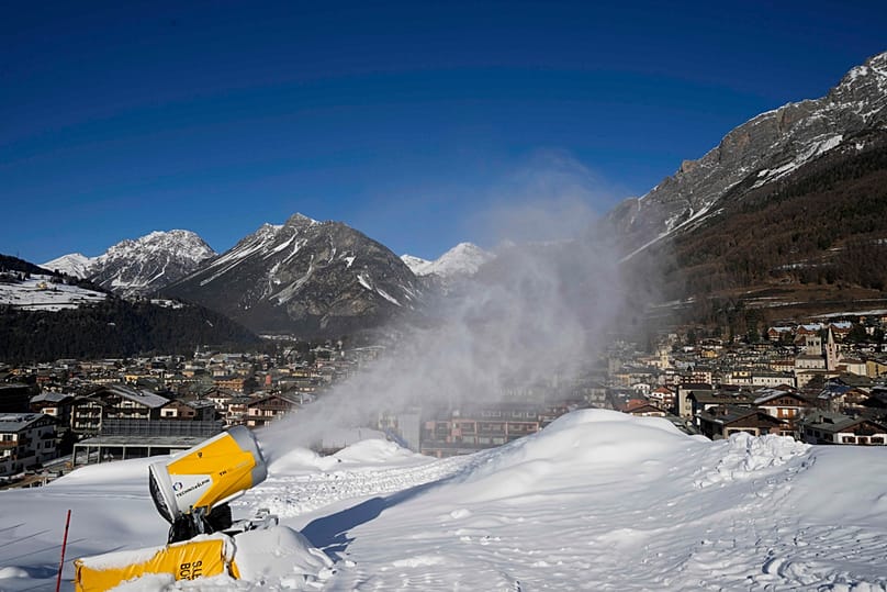 Un cannone spara neve artificiale a Bormio, in Lombardia