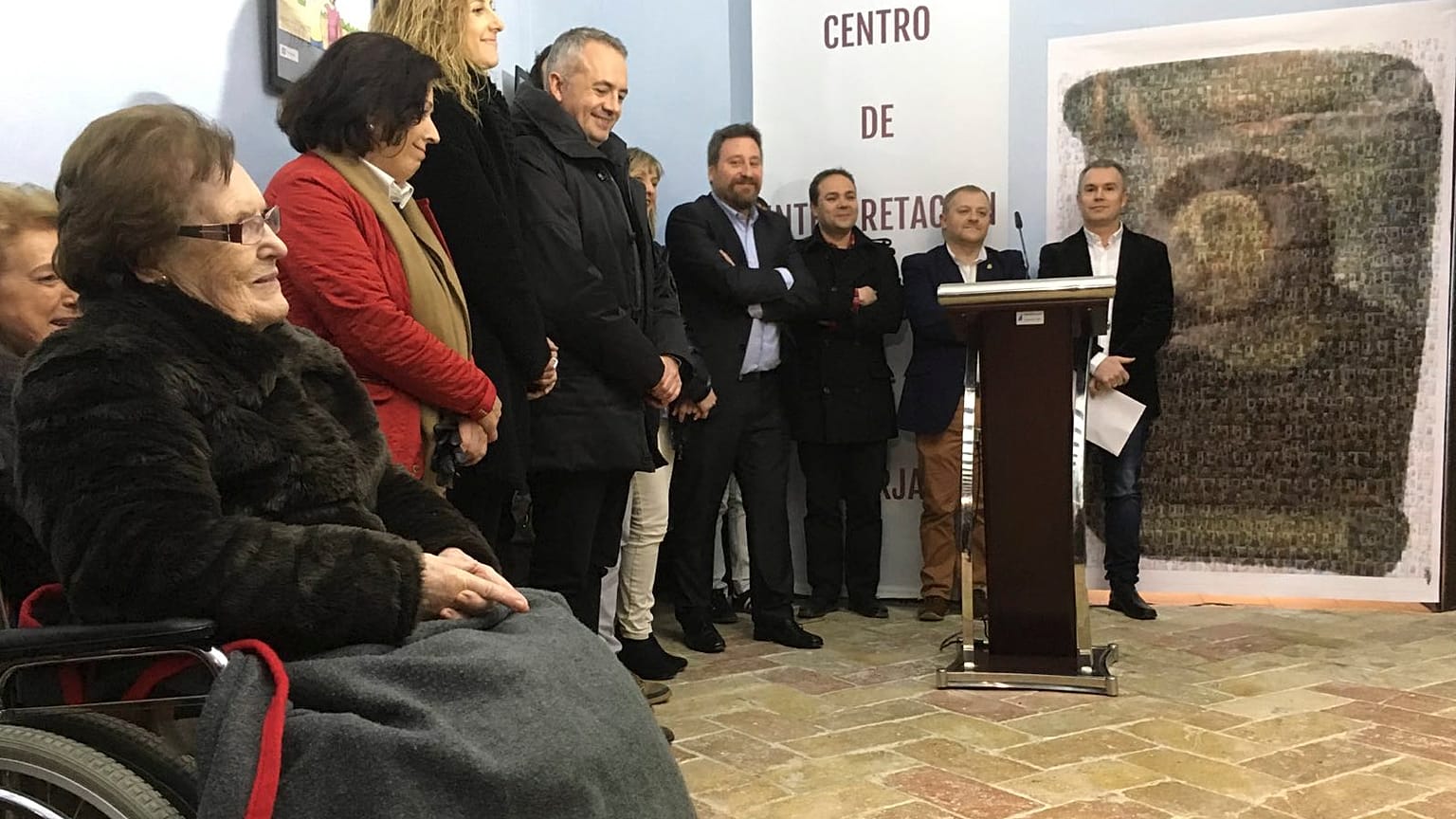 Cecilia Giménez (izquierda), quien restauró una versión del mural 'Ecce Homo' del pintor del siglo XIX Elías García Martínez, en Borja, España, el 16 de marzo de 2016.