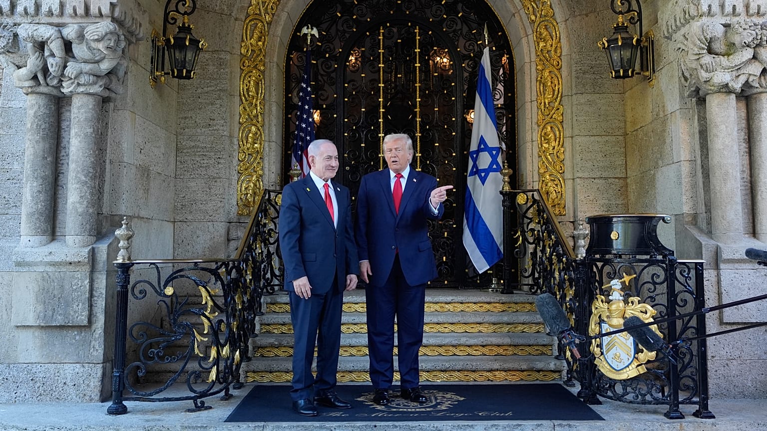 ترامب يستقبل نتنياهو في منتجع "مار-إيه-لاغو" بفلوريدا، الاثنين 29 ديسمبر/كانون الأول 2025.