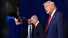 Le président américain Donald Trump s'exprime alors que le Premier ministre israélien Benjamin Netanyahu l'écoute lors d'une conférence de presse à Mar-a-Lago, le 29 décembre 2025.