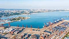 Drohnen-Luftaufnahme des Hafens von Haikou, Provinz Hainan, China.