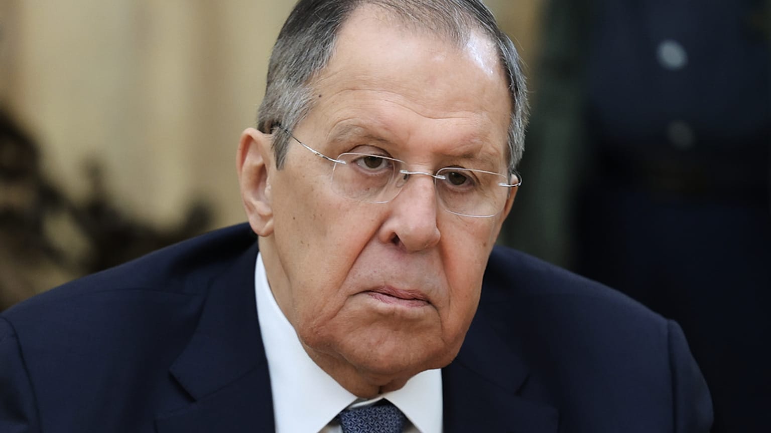  يستمع وزير الخارجية الروسي سيرغي لافروف إلى نظيره السوري أسعد الشيباني خلال اجتماعهما في موسكو، روسيا، يوم الأربعاء 24 ديسمبر/كانون الأول 2025. 